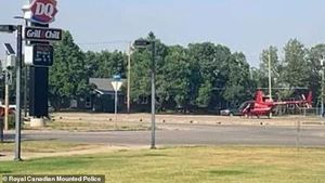 ఐస్ క్రీం కోసం నగరం నడిబోడ్డున హెలికాప్టర్ ల్యాండింగ్ చేసిన పైలట్.. ఎక్కడో తెలుసా?