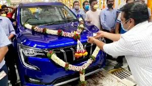 XUV700 ఉత్పత్తి ప్రారంభించిన Mahindra; ఫస్ట్ యూనిట్ ఫోటోలు