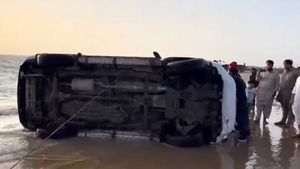 బీచ్‌లో బోల్తాపడ్డ Toyota Fortuner; వీడియో వైరల్