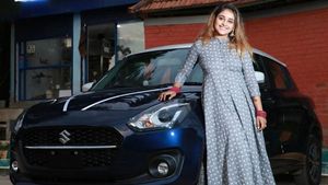 బిగ్‌బాస్‌ ఫేమ్ బ్యూటీ 'ధనుశ్రీ' కొత్త కార్.. చూసారా!!