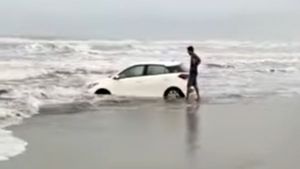 బీచ్‌లో కార్ డ్రైవ్ వెరీ డేంజర్.. గురూ; ఎందుకో వీడియో చూడండి
