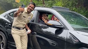 సెలబ్రెటీతో సెల్ఫీ కోసం ఎగబడ్డ పోలీసులు [వీడియో]