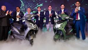 Okaya Freedum ఎలక్ట్రిక్ స్కూటర్; లైసెన్స్ & రిజిస్ట్రేషన్ అవసరం లేదు, ధర కూడా చాలా తక్కువ