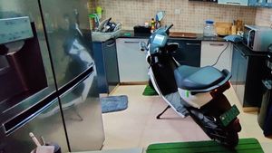 అపార్ట్‌మెంట్ కష్టాలు.. ఎలక్ట్రిక్ స్కూటర్‌ని చార్జ్ పెట్టుకోనివ్వలేదని ఇలా చేశారు..