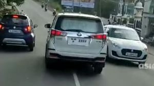 మానవత్వం మరచిన కారు డ్రైవర్.. 5 కి.మీ అంబులెన్స్‌కు అంతరాయం[వీడియో]