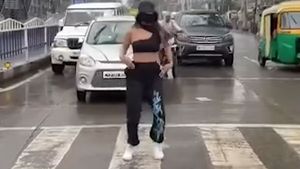 నడిరోడ్డుపై చిందేసి హంగామా చేసిన భామ [వీడియో].. తర్వాత ఏం జరిగిందంటే? 