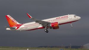 విమానాల డోర్స్ వద్ద మందమైన గీతలు ఉండటానికి కారణం ఏంటి? తెలుసా..!!