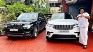 బాబీ చెమ్మన్నూర్ గ్యారేజ్‌లో కొత్తగా వచ్చిన చేరిన బ్రిటీష్ లగ్జరీ కార్