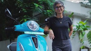 కొత్త ఎలక్ట్రిక్ స్కూటర్ కొనుగోలు చేసిన ప్రముఖ బాలీవుడ్ డైరెక్టర్: పూర్తి వివరాలు 