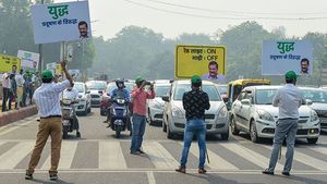 'రెడ్ లైట్ ఆన్ - గాడి ఆఫ్' ప్రారంభించిన ఢిల్లీ ప్రభుత్వం: ఇంతకీ ఇదేంటో తెలుసా..!!