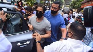 జైలులో ఉన్న కొడుకుని కలవడానికి షారుక్ ఖాన్ వెళ్లిన కారు.. చూసారా..!!