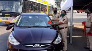 అక్కడ వాహనాలకు ఇప్పుడు కలర్ కోడెడ్ స్టిక్కర్ తప్పనిసరి.. లేకుంటే?