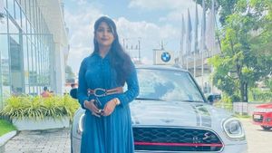 మలయాళీ నటి 'నవ్య నాయర్' కొన్న లగ్జరీ కార్.. చూసారా..!!