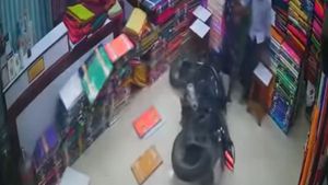 హఠాత్తుగా బట్టల షాప్​లోకి దూరిన బైక్.. ఇంతకీ ఏం జరిగింది: వీడియో చూడండి