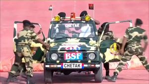 వాహ్.. గ్రేట్: 2 నిముషాల్లో కారుని విడగొట్టి మళ్ళీ యధావిధిగా చేసారు [వీడియో] 