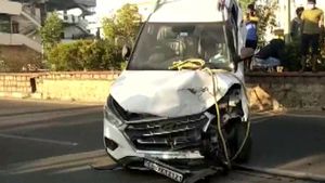 మైనర్ బాలుడి కార్ డ్రైవింగ్.. మహిళల ప్రాణాలు బలిగొన్న మితిమీరిన వేగం