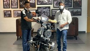 ఖరీదైన బైక్ కొన్న ప్రముఖ తమిళ డైరెక్టర్ 'వెట్రిమారన్': ధర రూ. 17 లక్షలకు పైమాటే..