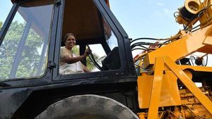 ఇది విన్నారా.. 70 ఏళ్ల వయసు దాటినా 11 వాహనాలు నడపడానికి లైసెన్స్ కలిగిన మహిళ