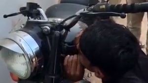 నీ బుల్లెట్ బండినెత్తుకెళ్తా.. ఎత్తుకెళ్తా.. మీ బుల్లెట్ బండిని ఈ దొంగ చిటికెలో మాయం చేసేస్తాడు!