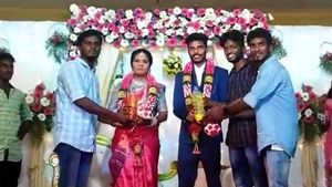 వధువుకి లీటరు పెట్రోల్, వరుడికి లీటర్ డీజిల్ గిఫ్ట్.. బహుశా ఇప్పుడివే ఖరీదైన కానుకలేమో..!!