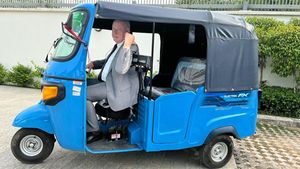 ఢిల్లీలో ఎలక్ట్రిక్ ఆటోరిక్షా నడుపుతున్న డెన్మార్క్ రాయబారి.. కారణం ఏంటంటే..