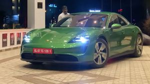 పోర్ష్ టేకాన్ ఎలక్ట్రిక్ కారును టెస్ట్ డ్రైవ్ చేస్తూ కనిపించిన మలయాళం సూపర్‌స్టార్ మమ్ముట్టి