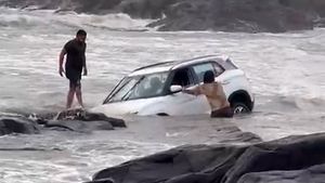 బీచ్‌లో యువకుల అత్యుత్సాహం... సముద్రంలో కొట్టుపోయిన హ్యుందాయ్ క్రెటా ఎస్‌యూవీ!