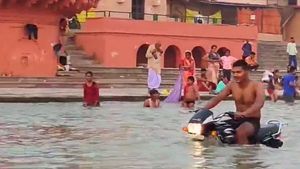 సరయు నదిలో సరదాగా బైక్ నడిపాడు.. ఆ తర్వాత పోలీసులు అతడి 'సరదా' తీర్చేశారు!