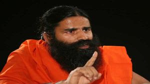 'బాబా రాందేవ్' మనసుదోచిన కారు.. ఇదే: వీడియో చూడండి