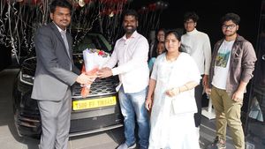 ఇప్పుడు బిత్తిరి సత్తి రేంజే వేరు..! కోటి రూపాయల రేంజ్ రోవర్ వెలార్ కారు కొన్న బిత్తిరి సత్తి..!!