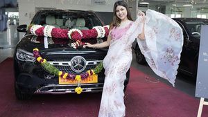 బిగ్‌బాస్‌ బ్యూటీ 'హమీద' ఖరీదైన కారు.. ఇదే: చూడండి