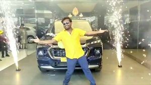 కొత్త కారు కొనుగోలుతో రచ్చరచ్చ చేసిన రచ్చ రవి [వీడియో].. ఇంతకీ ఆ కారు ఏదో తెలుసా?