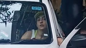 మారుతి ఆల్టో 800 లో కనిపించిన పాపులర్ బాలీవుడ్ బ్యూటీ 'సారా అలీఖాన్' [వీడియో]