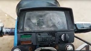 పుట్టలో ఉండాల్సిన పాము బైక్ స్పీడోమీటర్‌లో చేరిపోయింది.. తెగ వైరల్ అవుతున్న వీడియో