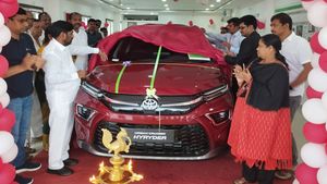 టొయోట కస్టమర్లకు అప్పుడే దీపావళి వచ్చేసింది.. హైరైడర్ డెలివరీలతో పండగ చేసుకోండి