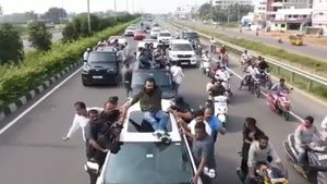 ఫోర్డ్ ఎండీవర్ కారుపైకి ఎక్కిన పవన్ కళ్యాణ్.. సోషల్ మీడియా వైరల్ అయిపోతున్న వీడియో