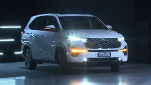 టయోటా నుంచి 'ఇన్నోవా హైక్రాస్' (Innova Hycross) వచ్చేసింది: ఫీచర్స్ & మైలేజ్ ఇలా ఉన్నాయి