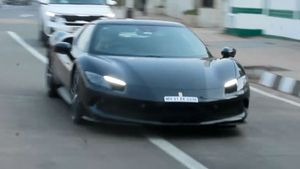 ఖరీదైన కారులో కనిపించిన 'మాధురీ దీక్షిత్' దంపతులు.. వైరల్ అవుతున్న వీడియో