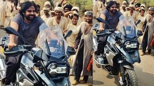ఫ్యాన్స్‌కి పూనకాలు పుట్టించే కథనం.. ఖరీదైన బైక్ రైడ్ చేసిన జనసేనాని 'పవన్ కళ్యాణ్'