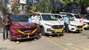 సంక్రాంతి కానుకగా ఖరీదైన కార్లు గిఫ్ట్‌గా ఇచ్చిన యజమాని.. ఇలాంటి బాస్ మీకు ఉన్నారా..?