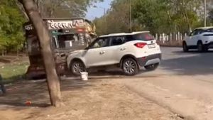 దారుణం.. ఐస్ క్రీమ్ నచ్చలేదని కారుతో స్టాల్ ని ఢీకొట్టిన వ్యక్తి (Video) వైరల్..