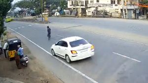 Pedestrian Accident అదృష్టం అంటే వీడిదే భయ్యా.. భూమి మీద నూకలున్నాయ్..! (వీడియో)