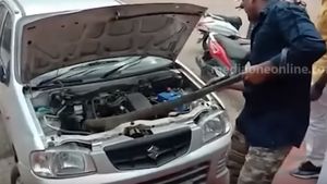 King Cobra కారు బానెట్ లో చేరిన భారీ పాము.. వీడియో వైరల్