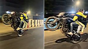 Viral Video: ఇద్దరమ్మాయిలతో బైక్ పై 'స్టంట్స్'.. చివరకు చిక్కాడు.. బొక్కలో వేశారు..!