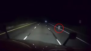 Ghost ట్రక్కు కెమెరాలో కనిపించిన దెయ్యం.. వీడియో వైరల్ 