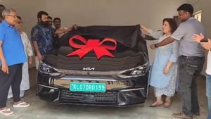 పుట్టినరోజున మోహన్‌లాల్‌కు సర్‌ఫ్రైజ్‌ ఇచ్చిన ఫ్రెండ్‌.. ధోనీ వద్ద కూడా.. 