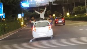 Push Ups on Moving Car కదులుతున్న కారుపై పుషప్‌లు.. జరిమానా విధించి ఝలక్‌ ఇచ్చిన పోలీసులు