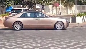 Rolls Royce Ghost రోడ్డుపై దర్శనమిచ్చిన ముకేశ్ అంబానీ రోల్స్ రాయిస్ 'ఘోస్ట్' కారు..  