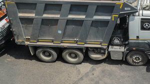 పెద్ద వాహనాలకు ఎక్కువ టైర్లు ఎందుకు ఉంటాయో తెలుసా?? మీరు ఊహించింది అయితే అస్సలు కాదు.. !