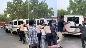 Mercedes Benz G class ఎప్పుడు చూడని సన్నివేశం.. తోపుడు బండిలా బెంజ్ కారును నెట్టిన పదిమంది.. వీడియో వైరల్